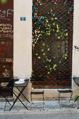 outside tables at a pizza shop